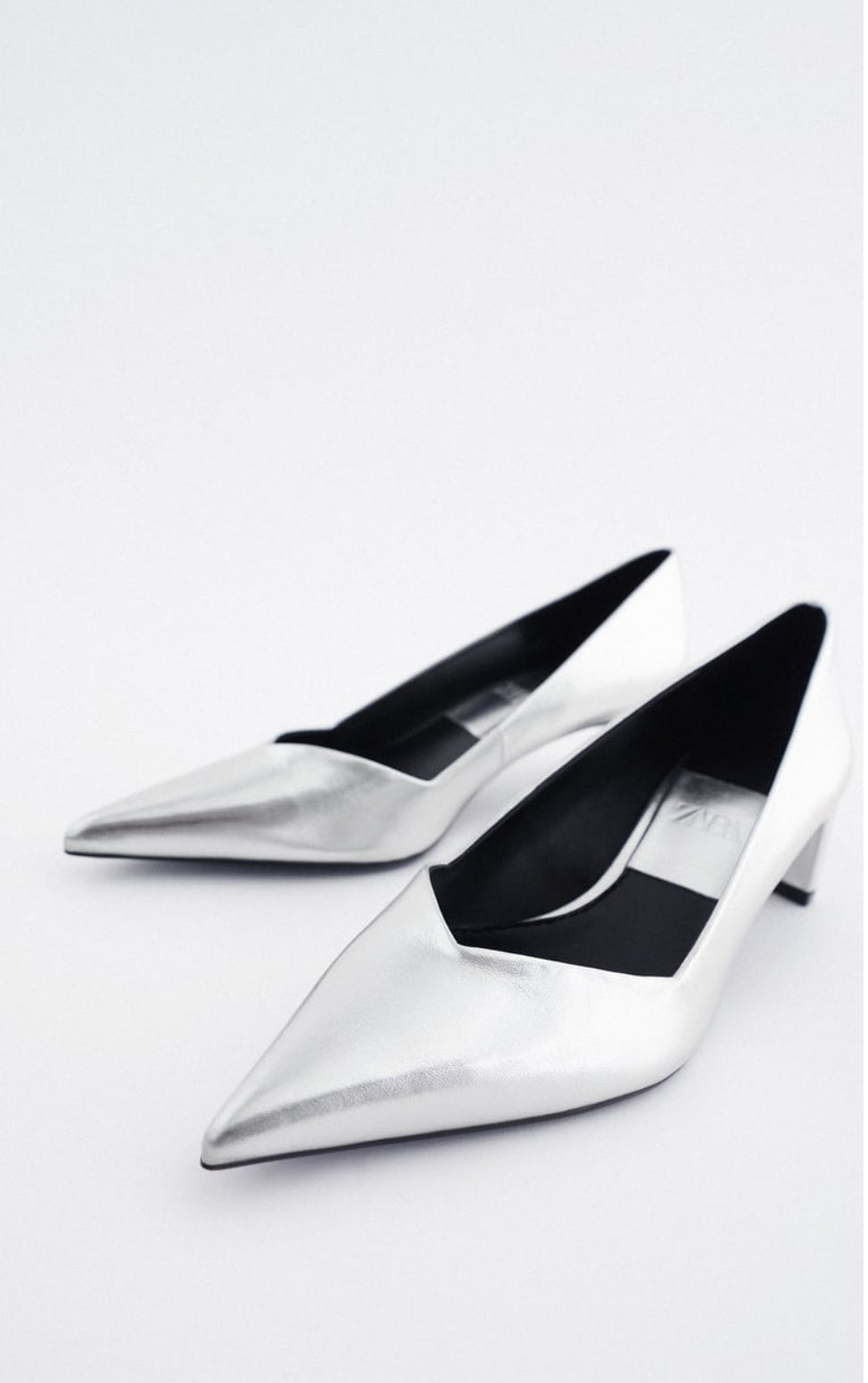 Low heel pointed shoes
