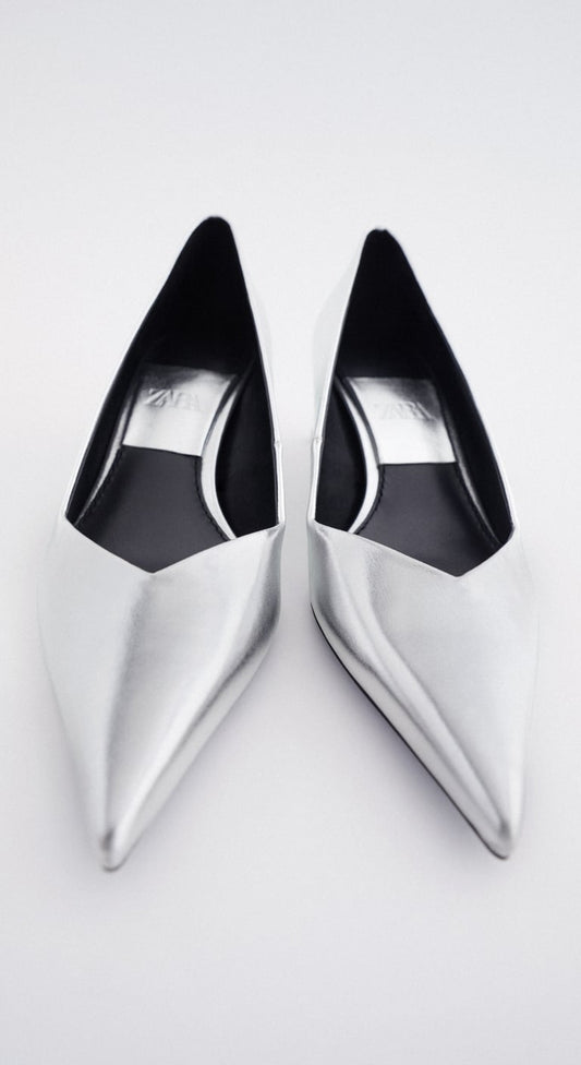 Low heel pointed shoes