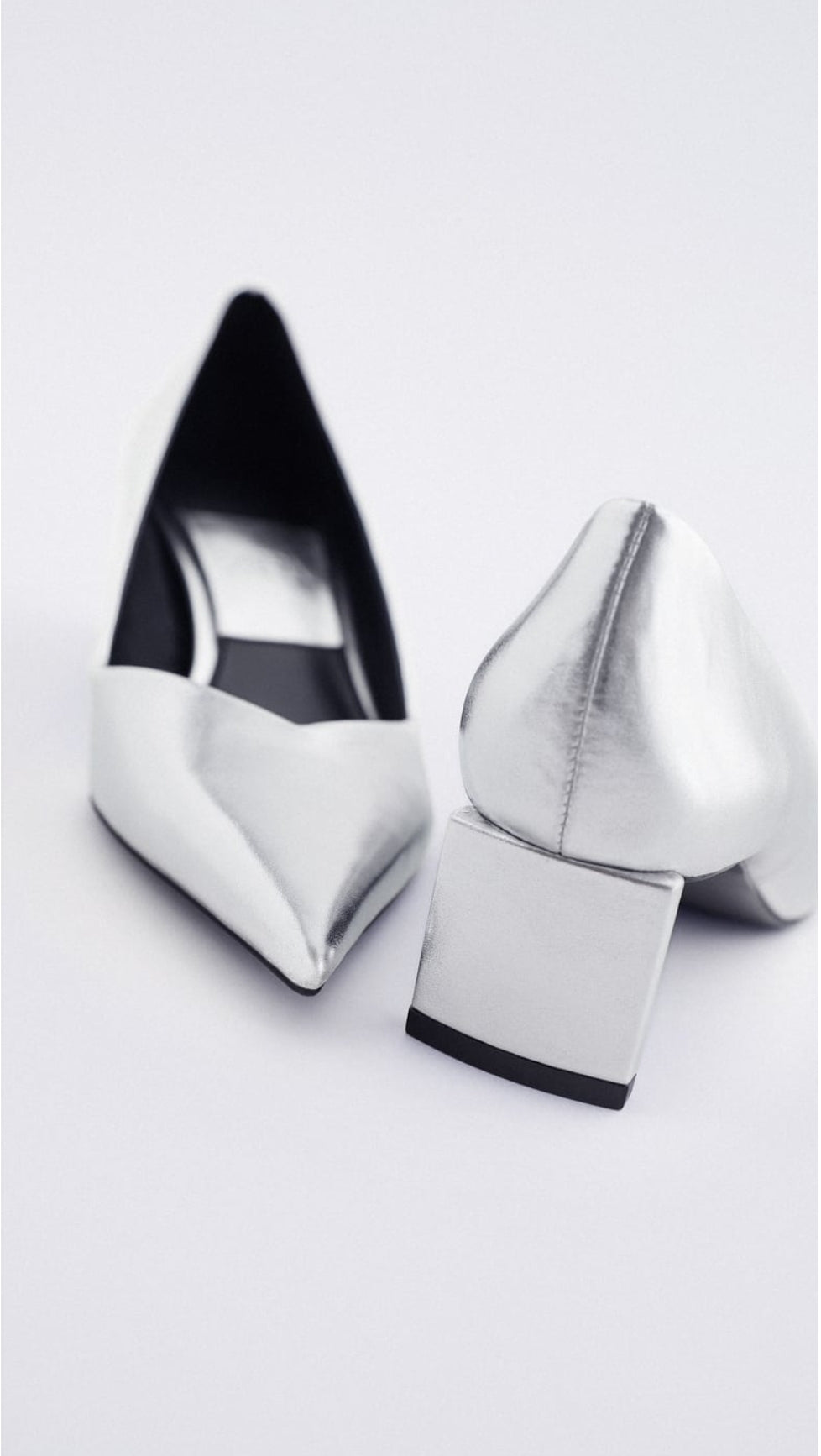 Low heel pointed shoes