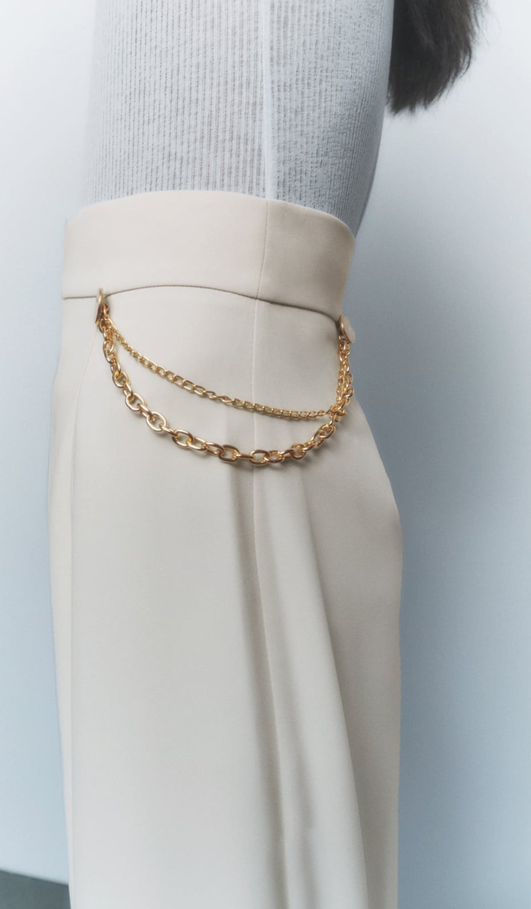 Mid skirt with side slit and chain